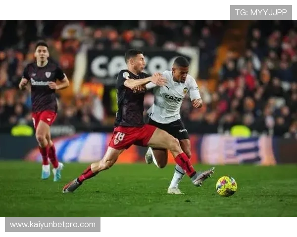 瓦伦西亚俱乐部宣布新赛季阵容调整并引入多名新援提升球队实力